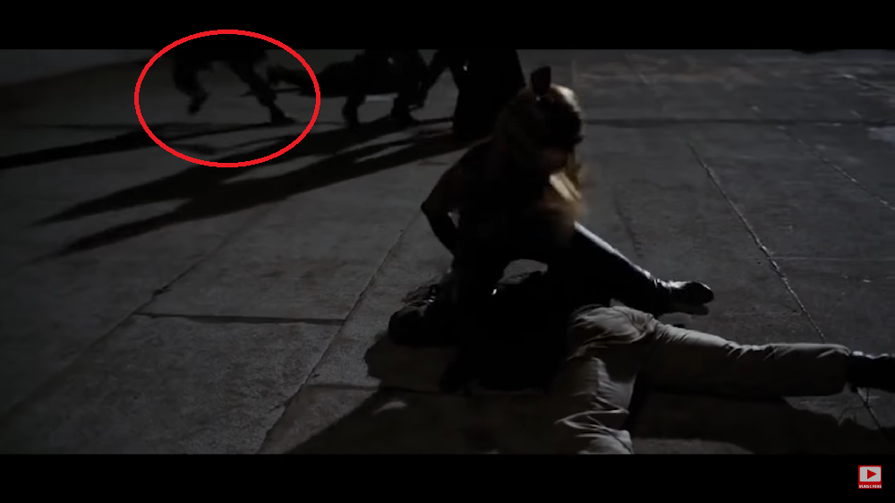 Caindo sozinho em “O Cavaleiro das Trevas Ressurge” (2012): Mais um erro grotesco no universo do Batman. Dessa vez, em uma cena de luta no telhado, é possível notar um dos capangas caindo sozinho ao fundo, sem tomar golpe de ninguém!