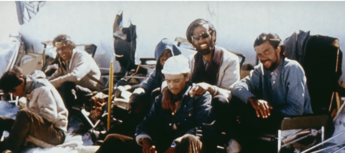 Os sobreviventes tiveram que aprender a derreter neve para produzir água e usar forro de assentos do avião para fazer abrigos precários. Quando a comida acabou, eles tiveram que tomar a difícil decisão de comer a carne dos mortos para sobreviver. 