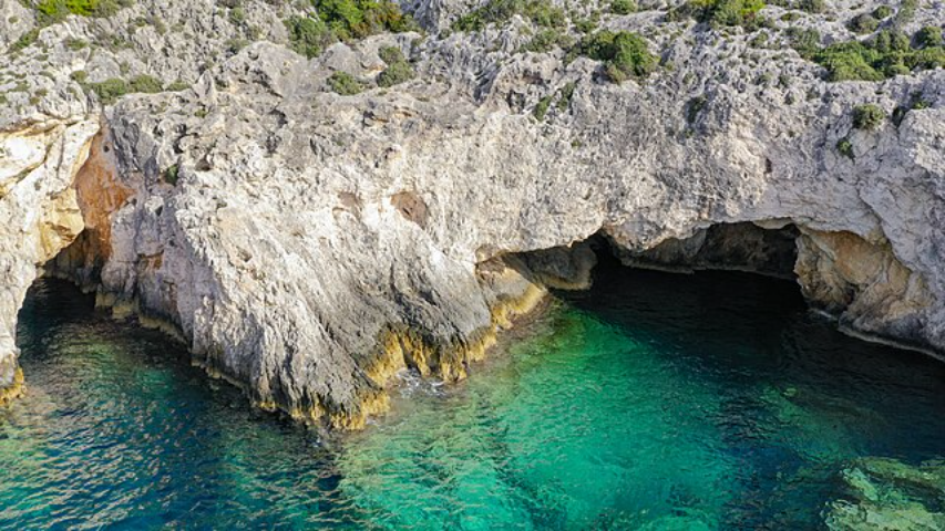 Outros locais interessantes de se visitar em Zakynthos são a baía de Porto Limnionas (foto), as praias de Xigia e também Kampi, com suas falésias. No sul da ilha, a península de Vassilikos tem outras praias instigantes, tanto agitadas como calmas, e até protegidas, por serem local de desova de tartarugas