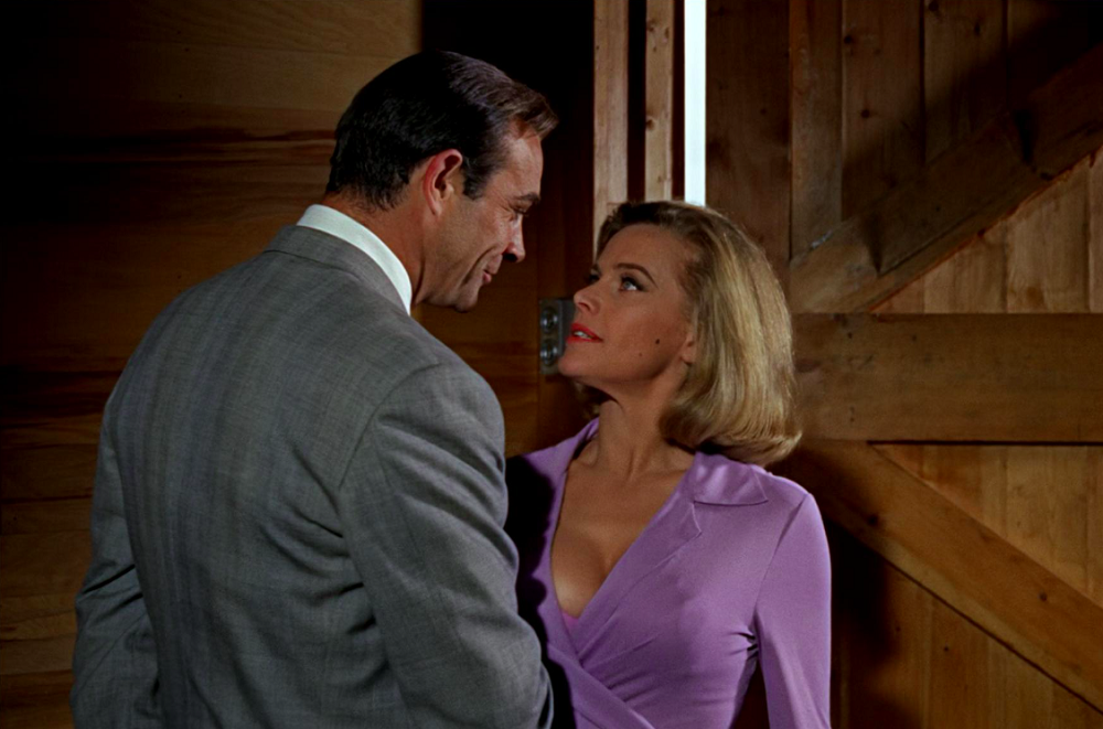 Interpretada pela atriz Honor Blackman, Pussy Galore protagonizou uma cena marcante da franquia em que ela foge das investidas do agente secreto fazendo uso de movimentos acrobáticos de artes marciais.