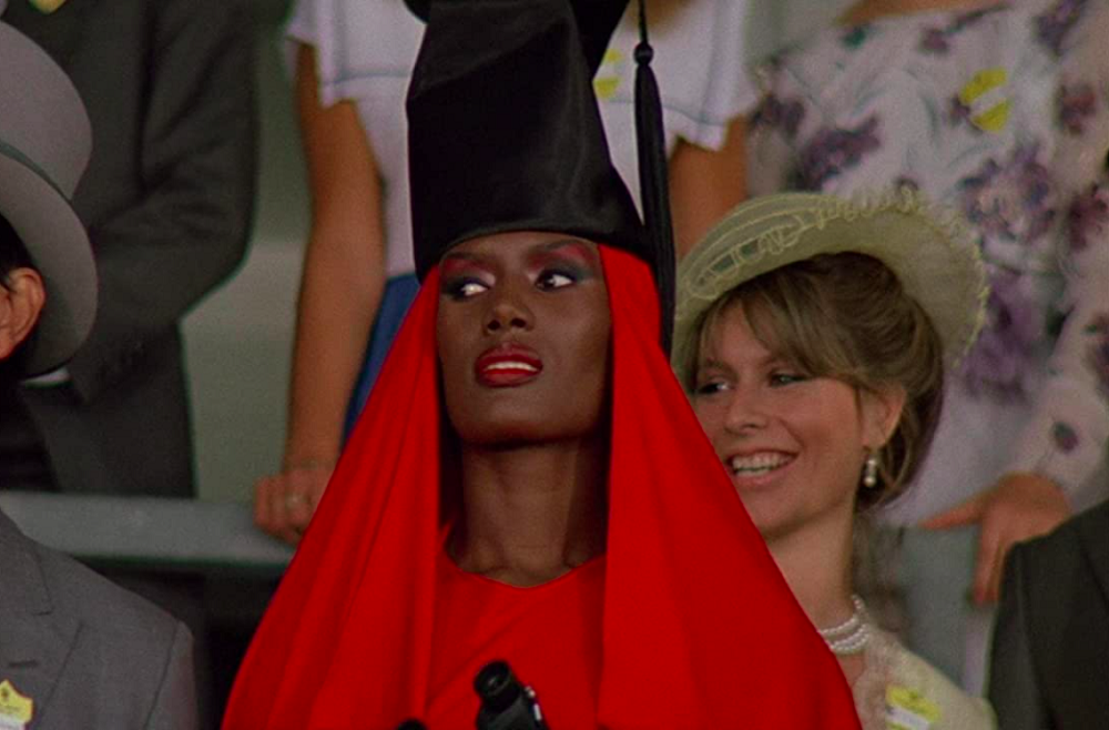 A atriz Grace Jones deu vida à Bond Girl, que era guarda-costas do vilão do filme, Max Zorin. Ela quase esteve de volta no último filme da franquia, “Sem Tempo Para Morrer” (2021), mas ao ver que teria poucas falas, a atriz pediu demissão do projeto.
