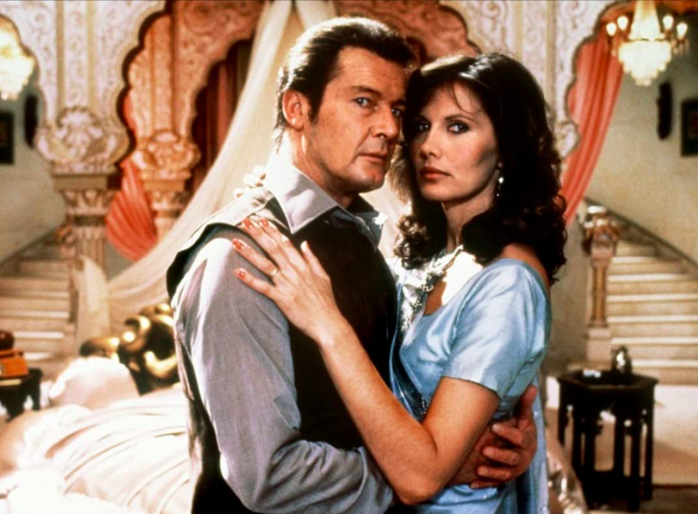 Interpretada pela atriz Maud Adams, a personagem se une à Bond contra Kamal Khan, um príncipe afegão que quer destruir Berlim com uma bomba atômica.