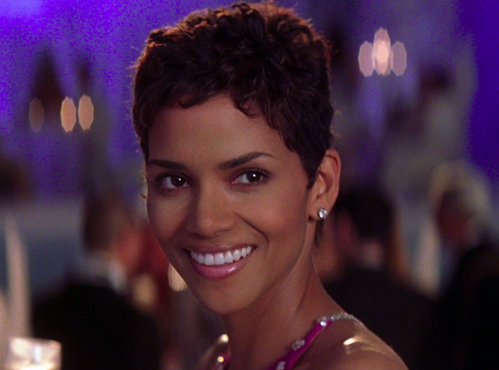 Halle Berry faz uma agente aliada de Bond e acaba usando ele para atingir seus próprios objetivos. No fim, os dois acabam ficando juntos. A personagem foi tão adorada que quase ganhou um filme solo, mas o projeto nunca saiu do papel.