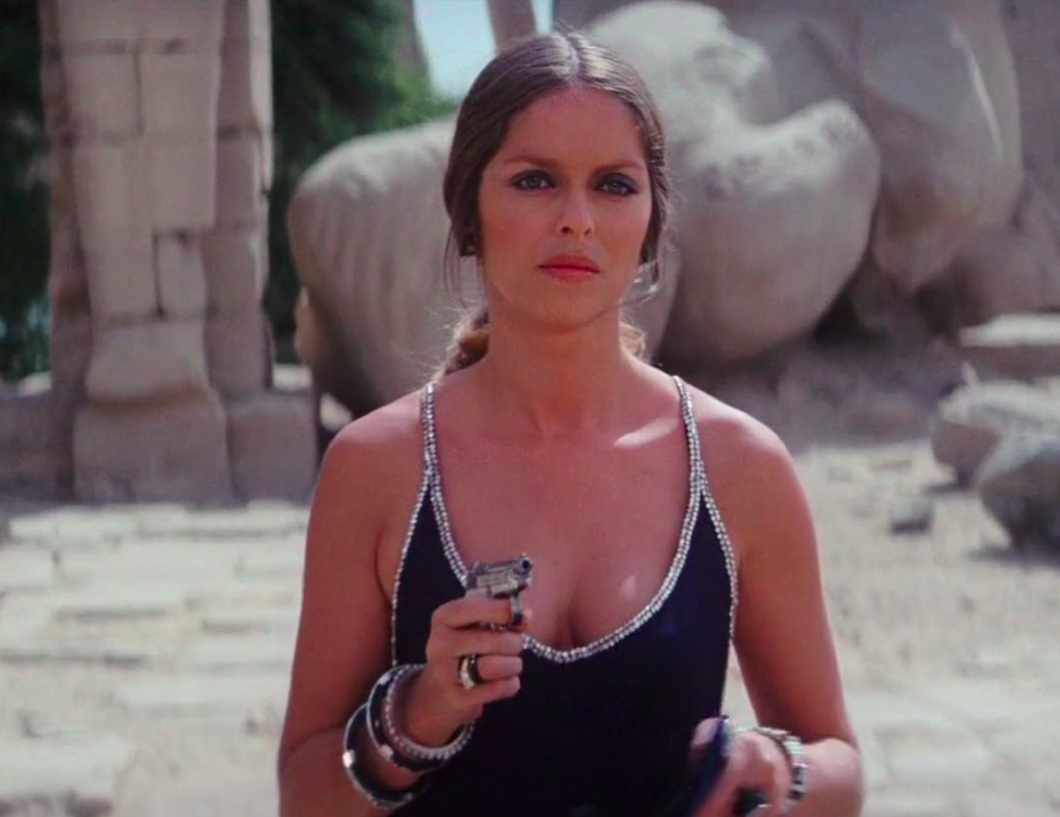 Essa Bond Girl é uma espécie de versão russa do agente secreto britânico. Isso porque ela é uma agente secreta da União Soviética da época da Guerra Fria com tanta atitude quanto James Bond. 