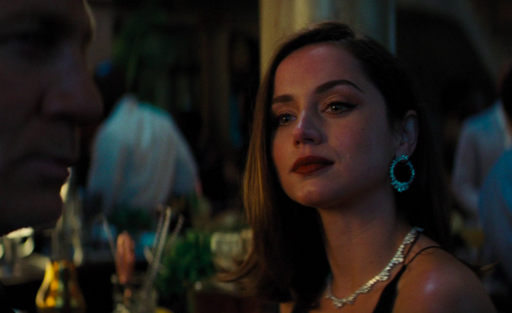 Na despedida de Daniel Craig como o agente secreto, a atriz cubana Ana De Armas interpreta uma agente secreta novata que segue a linha das Bond Girls mais duronas e menos românticas da série.