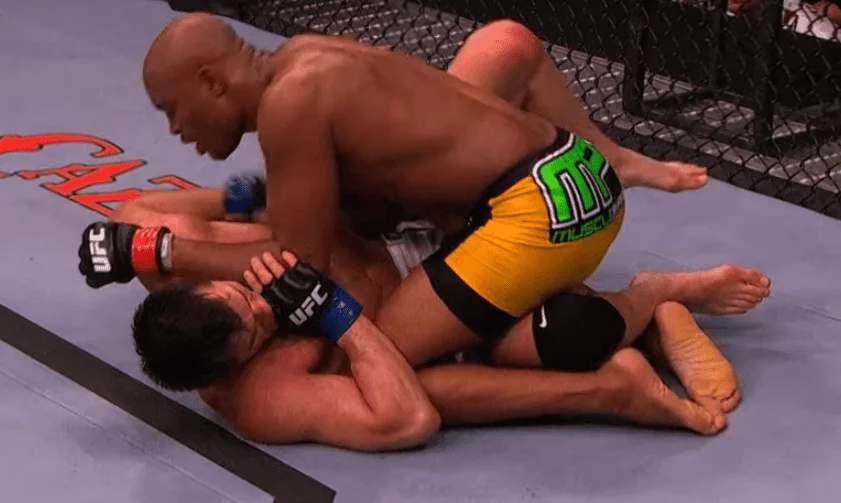 Em 7/8/2010, o brasileiro finalizou o americano no UFC 117 pelo título dos médios (até 84,4kg), na Califórnia. Anderson havia perdido todos os rounds anteriores e tomado mais de 400 golpes, inclusive sendo derrubado por um soco. Mas aplicou um triângulo e conseguiu vencer aos 3min10s do quinto e último round. 