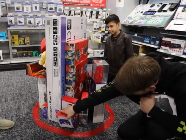 Um dos destaques na época do lançamento foi o vídeo Tudo que couber no círculo vermelho, eu pago. No vídeo, Mr Beast oferecia ao participante todos os produtos que ele conseguisse colocar dentro de um círculo vermelho marcado no chão da loja. 