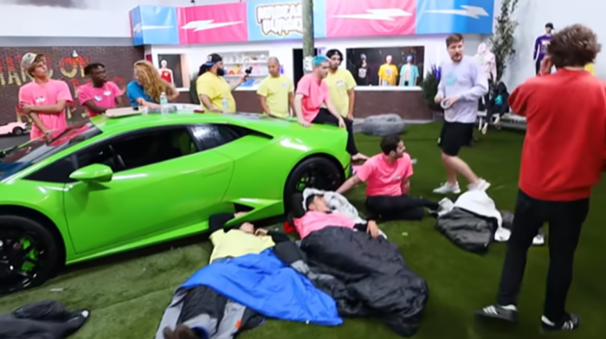 Ele fez essa brincadeira com um Lamborghini verde. Concorrentes mantiveram a mão direita no carro, um sufoco tremendo, e na segunda noite tiveram até que dormir com adesivo nas mãos para conseguirem pegar no sono sem desgrudar do carro (obs: o de rosa no capô não é Felipe Neto...)