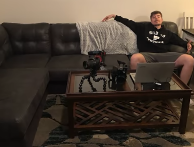 Gastando tanto dinheiro com premiações e investimentos em novos vídeos, Mr Beast mora numa casa confortável em Greenville, na Carolina do Sul. 