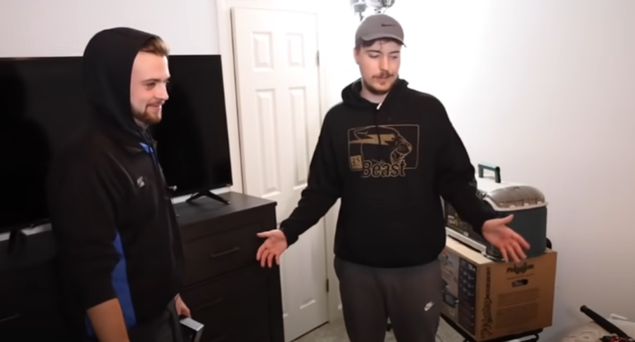 Num vídeo de supersucesso, ele disse que pagaria US$ 2 mil (R$ 11 mil) ao entregador de pizza para que ajudasse a botar os móveis dentro da casa. No fim, ele deu a casa de presente ao rapaz!