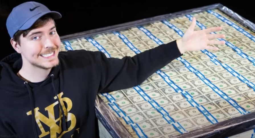 Fenômeno no YouTube, Mr Beast é quem tem o canal com maior número de inscritos no planeta: 258 milhões de assinantes. Ele chama atenção por doar imensos valores para pessoas que participam de seus vídeos. São fortunas que entram e saem, com a velocidade de um foguete. 