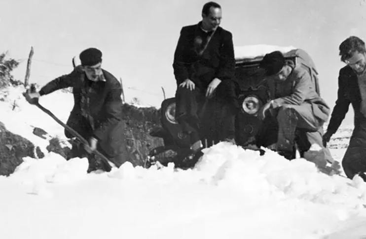 Naquele mês, com os termômetros chegando a marcar nove graus negativos, as estradas ficaram bloqueadas e os telhados das casas acumularam 20 cm de neve. 