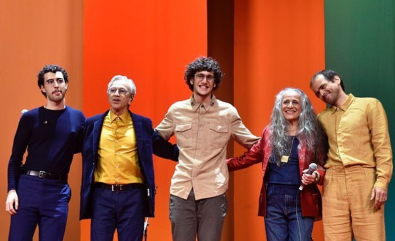 Em 2001, ela desligou-se das grandes gravadoras, transferindo-se para a independente Biscoito Fino, de Olivia Hime e Kati Almeida Braga. O disco que marca a estreia na nova gravadora é o duplo Maricotinha ao Vivo - comemorativo dos trinta e cinco anos de carreira, que trouxe regravações dos antigos sucessos.
