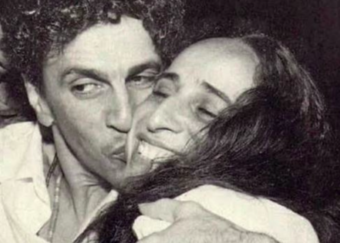 Hoje é aniversário de minha irmã Bethânia. Por ela vim pro Rio. Por ela estou na música. Agora estamos nos preparando para uma turnê grande como nunca imaginei. Embora ela seja muito mais nova e eu tenha vindo para tomar conta dela, é ela quem me mostra os caminhos. Saúde, alegrias, felicidade para essa pessoa que encorpa o Brasil, disse Caetano.