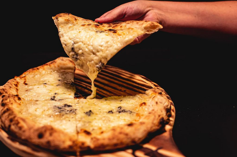 Dois sabores tradicionais estão no cardápio: Marinara e Margherita.