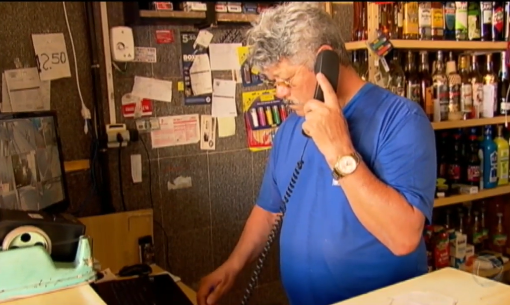 Dono de uma distribuidora de bebidas, em São Paulo, Mauro de Assis já foi assaltado onze vezes. No último, em 2015, sofreu um tiro enquanto estava no estabelecimento fazendo um lanche. Naquele dia, havia tirado dinheiro e deixado no bolso da camisa, objetos que salvaram a vida do trabalhador. 