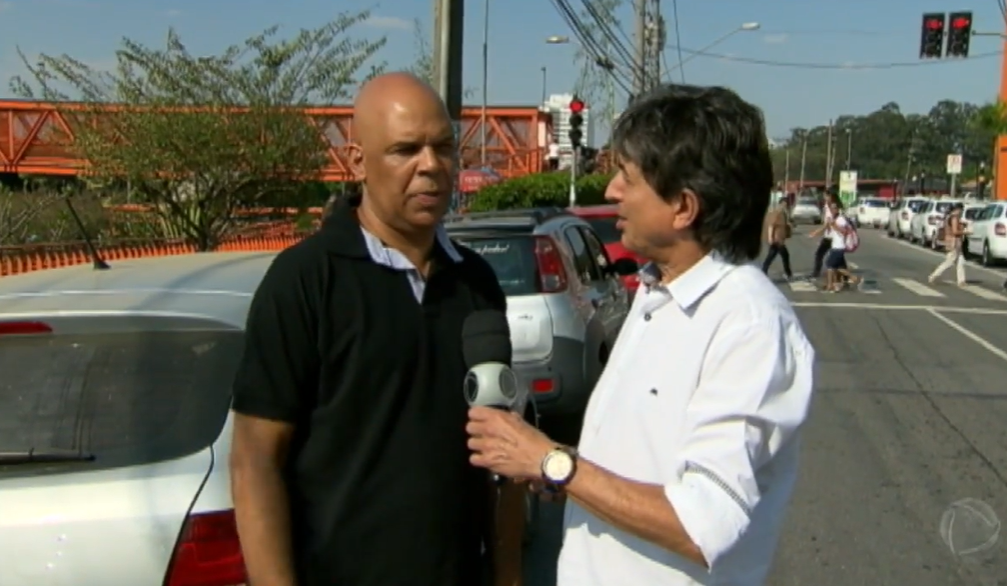 Outro caso foi o do policial aposentado, Sidney Júnior, que há 25 anos foi alvejado, porém sobreviveu. Em entrevista à Record TV, ele contou que dirigia a viatura até que percebeu que uma mulher em uma van deu sinal de luz para alertá-lo. Quando saiu do carro, o profissional deu três disparos em direção a um homem que estava armado, mas sofreu um tiro na região do peito.