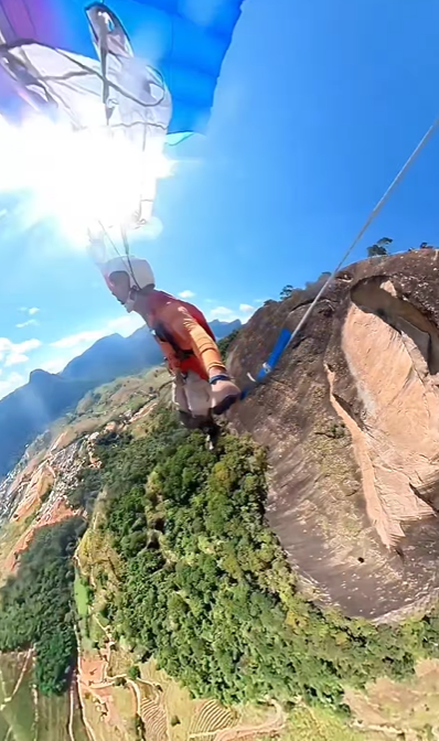 O Brasil tem belas tirolesas e ganhará em breve uma estrutura gigantesca. Um circuito na cidade capixaba de Pancas terá 3 km de extensão, juntando dois equipamentos: um de 2,1 mil metros e outro de 900m. A inauguração prevista para maio foi adiada para julho de 2024. Operários e técnicos estão na reta final dos preparativos. 