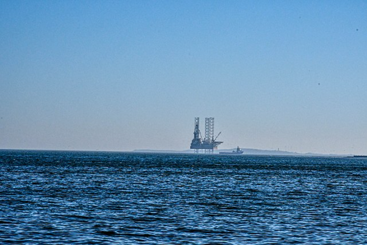 Vale lembrar que o Mar Cáspio possui uma das regiões mais importantes de extração de petróleo e gás natural do mundo, e sua exploração começou em meados do século XIX. Além disso, a pesca do esturjão foi proibida pelos países banhados pelo lago.