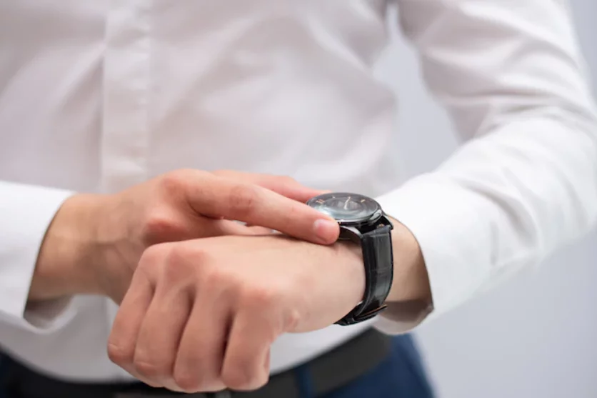 Mas...no Oriente Médio isso é interpretado como pressa para encerrar uma conversa, o que indica atitude rude e falta de educação. 