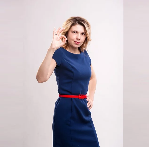 Mas...nos EUA, este gesto está associado ao poder branco de líderes supremacistas e racistas no país porque os 3 dedos foram uma espécie de W de White (branco) e a forma dos dedos também indica um P de Power (poder).  