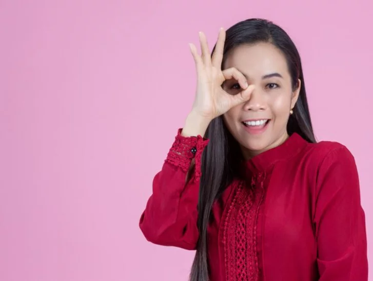 E na França esse mesmo gesto significa que a coisa não tem valor, pois os dedos formam um zero. 