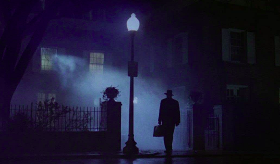 Durante as filmagens de “O Exorcista”, ocorreram vários incidentes, como incêndios em locações, a morte de um membro da equipe e problemas de saúde que afetaram envolvidos na gravação, criando uma teoria de uma possível maldição em torno do filme.