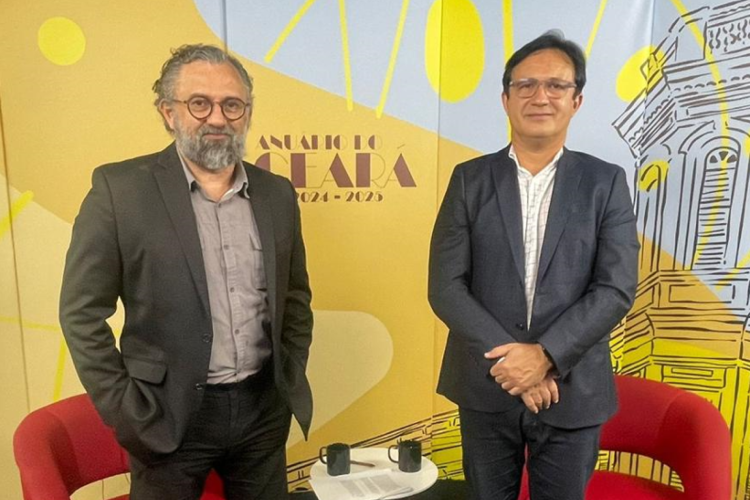 O editor-geral do Anuário, Jocélio Leal, ao lado do reitor da Universidade Federal do Ceará, Custódio Almeida. Programa do Anuário do Ceará 2024-2025