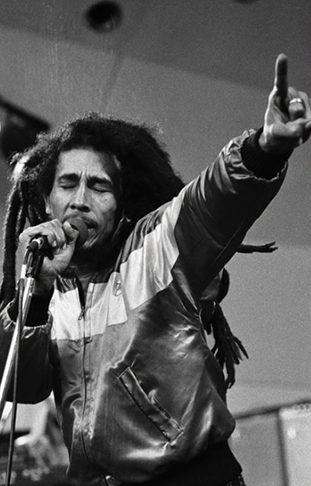 Da mesma forma, Marley mantinha cabelos com dreadlocks - que não podem ser cortados ou aparados. Para os rastafári, os cabelos representam a força espiritual e a ligação com Deus, cujo fundamento é descrito no Antigo Testamento.