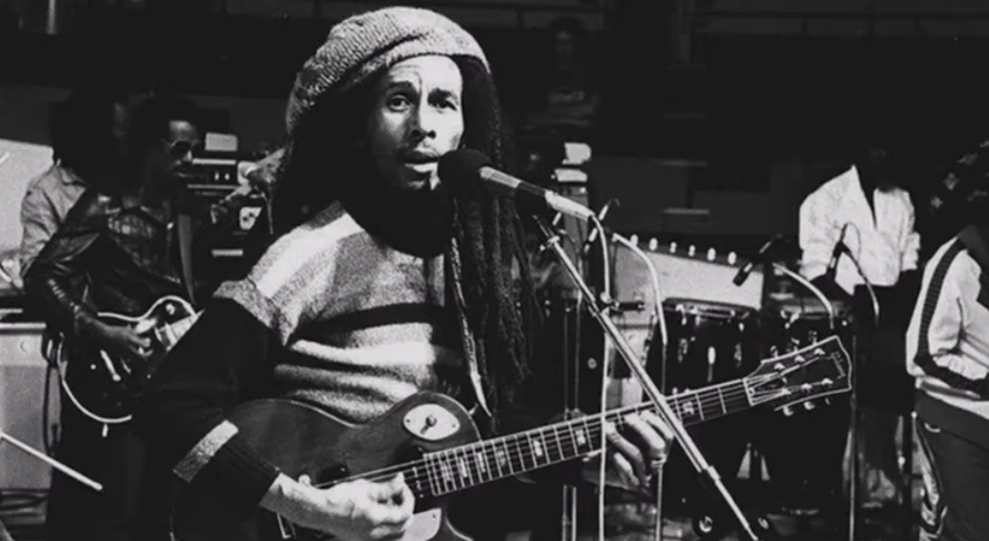 Em 1967, Bob  passou a compor músicas voltadas para temas sociais e espirituais. Simplificou o nome do grupo para Wailers. Bob ganhava projeção no Caribe com letras de paz, protesto e engajamento social que destoavam do rock da época. 