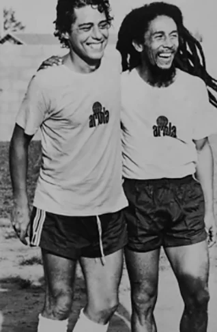 Bob Marley mantinha laços com artistas brasileiros. Em 2012, a obra do fotógrafo Walter Firmo foi tema de exposição e uma das atrações era o encontro de Chico Buarque com Bob Marley em 1980, no campo do Polytheama. O time foi criado por Chico para peladas na Barra da Tijuca e Marley prestigiou. 