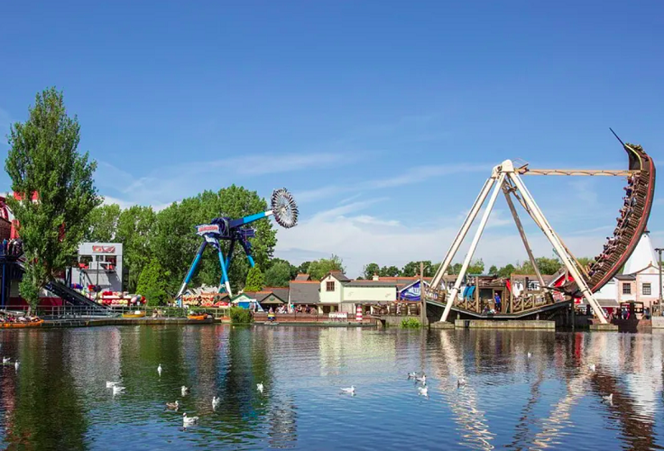 20°) Drayton Manor Theme Park (Staffordshire, Inglaterra): O parque é famoso por abrigar a primeira montanha-russa invertida do Reino Unido, chamada Shockwave. Além das atrações, o Drayton Manor também possui um zoológico com uma variedade de animais exóticos.