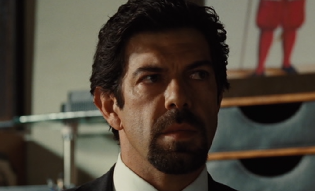 Pierfrancesco Favino - Italiano - Interpreta o Comandante Olivetti. 