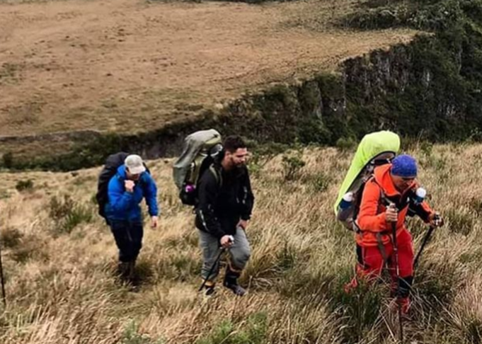Voluntários se uniram a projeto e participam de atividades de preservação e educação, em conjunto cm montanhistas, ambientalistas e pesquisadores. 