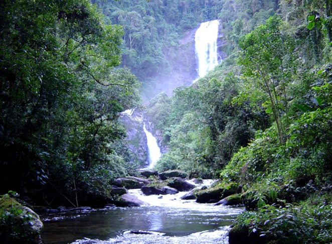 O Caminho de Mambucaba, conhecido como Trilha do Ouro,  começa no parque em São José do Barreiro (SP) e vai até o Sertão de Mambucaba, em Angra dos Reis (RJ).  A trilha tem ruínas de antigas construções, trechos em pedras dos tempos da Monarquia e várias cachoeiras.   