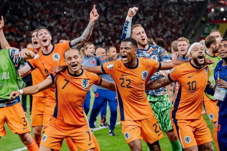 A Holanda venceu a Turquia por 2 a 1, de virada, e vai encarar a Inglaterra em busca de uma vaga na grande decisão