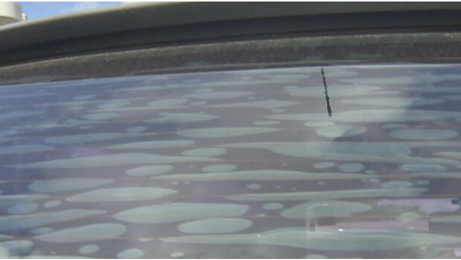 E é preciso verificar se a película ficou com alguma bolha. Se for o caso, é preciso reparar, pois as bolhas passaram a ser proibidas na nova legislação.