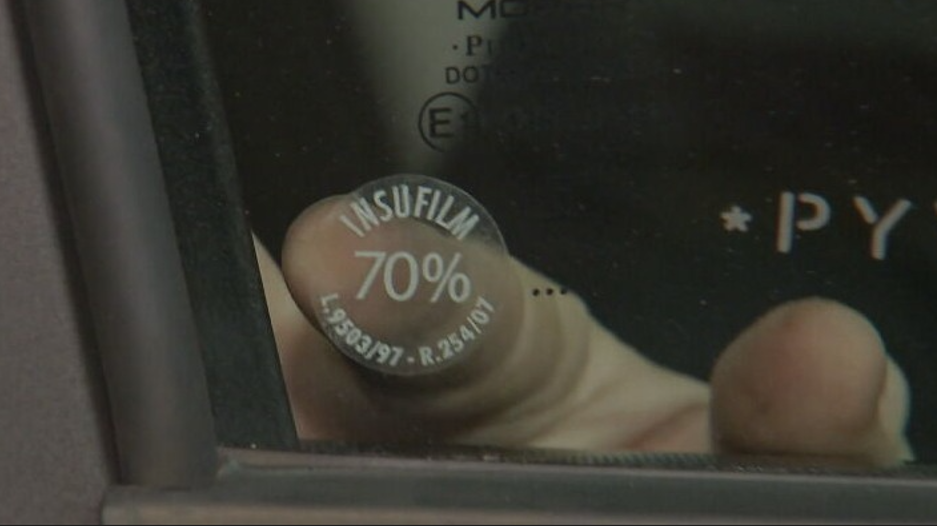 Pelas novas regras, a taxa de visibilidade não pode ser menor de 70% nos vidros que são fundamentais para a visibilidade do motorista, como o dianteiro.  Antes podia chegar a 75%. 