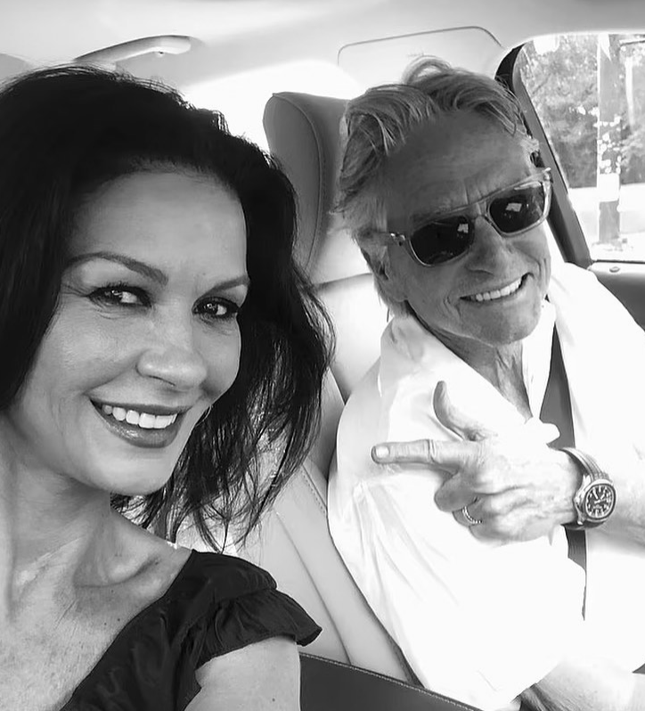 Durante um jantar, o ator desconcertou Zeta-Jones com o seguinte comentário curto e  direto: Sabe? Vou ser o pai dos seus filhos.