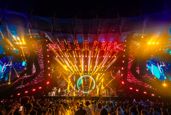 Tem também o Festival de Verão, um evento de música popular que acontece todos os anos no mês de janeiro e reúne grandes artistas nacionais e internacionais.