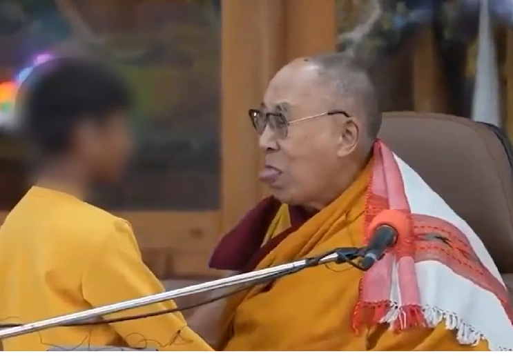 Em fevereiro de 2023, circulou na web um vídeo do líder tibetano puxando o rosto de um menino para beijá-lo na boca e sugerindo que a criança chupasse sua língua durante um evento.