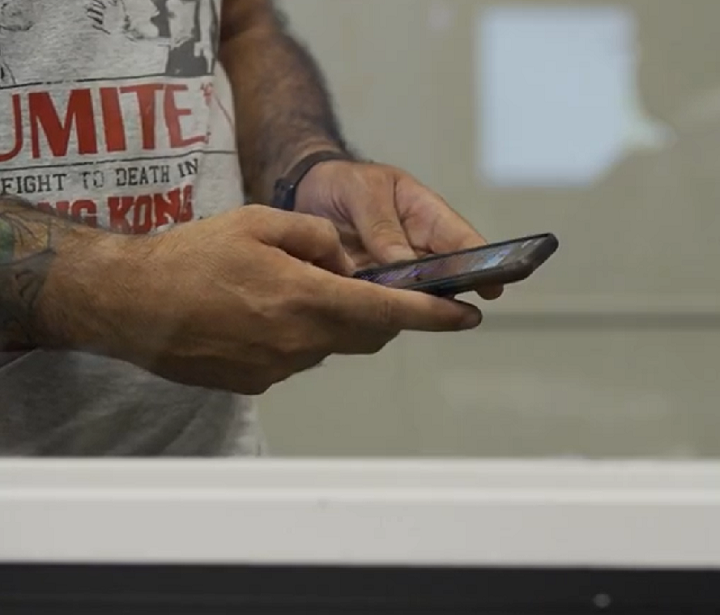 Os golpistas exploravam a tecnologia para ganhar dinheiro com propagandas enganosas nas redes sociais, criando uma fraude atrás da outra.