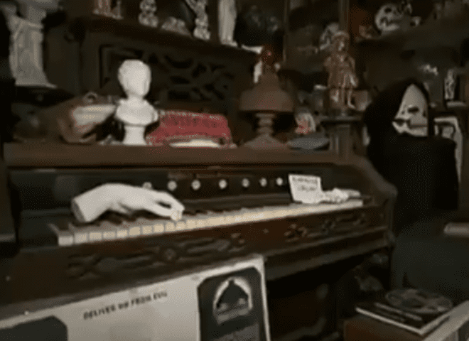 O Museu Oculto dos Warren funciona na antiga casa do casal, em Connecticut. E tem muitas peças 'amaldiçoadas', além de Annabelle. Um padre vai lá para benzer o ambiente com frequência.