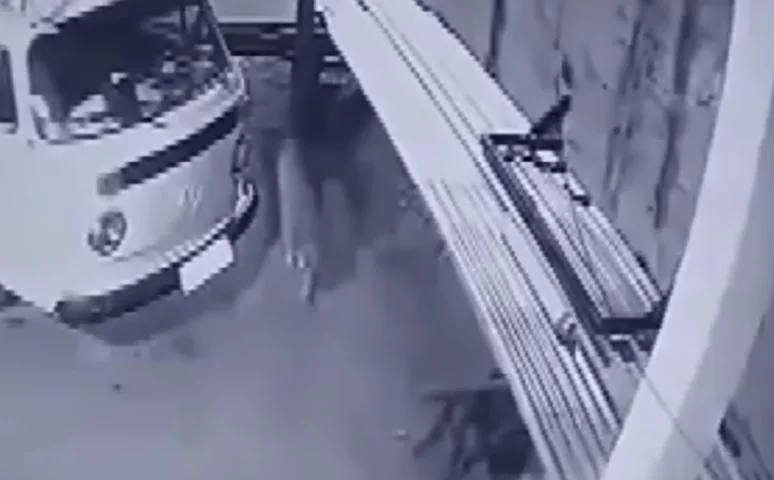 Câmeras de monitoramento mostram o momento em que o animal passa em frente a uma kombi. As imagens não têm boa qualidade, mas a onça passa diante do veículo e os olhos brilham na luz.  