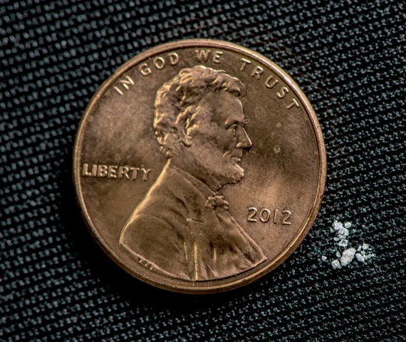 A Administração de Repressão às Drogas dos Estados Unidos comparou uma dose de fentanil que pode ser letal com o tamanho de uma moeda.