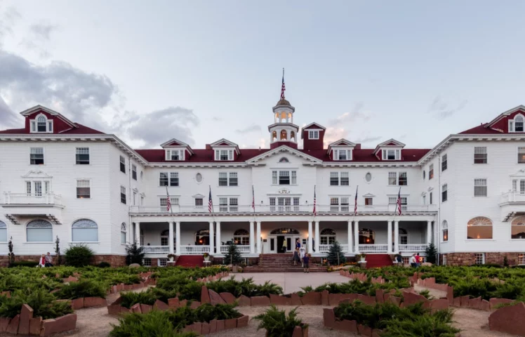 Curiosamente, o hotel que inspirou O Iluminado existe de verdade. Trata-se do Stanley Hotel, localizado no Colorado, nos EUA. 