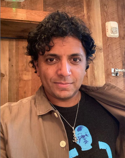 M. Night Shyamalan nasceu em 6 de agosto de 1970 na pequena cidade de Mahé, na Índia. Ele é naturalizado americano, pois cresceu no subúrbio da Filadélfia.  Desde adolescente, queria ser cineasta e rodava filmes amadores. 