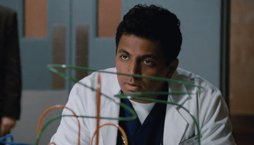  Shyamalan sempre faz alguma atuação em seus próprios filmes. Para os fãs, há sempre a expectativa de vê-lo em cena. Em O Sexto Sentido, por exemplo, ele interpretou um médico e contracenou com Toni Collette, mãe do menino que via mortos. 