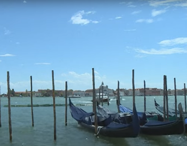 Por causa da degradação de certos locais, a Unesco disse que  Veneza passaria a fazer parte da lista de patrimônios em perigo. E ressaltou que a cidade estava a mercê  das mudanças climáticas e da grande quantidade de turistas..