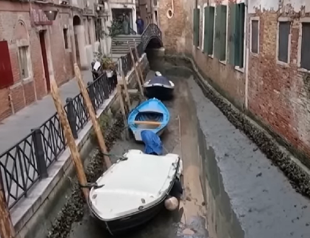 Em fevereiro de 2023,, a cidade tinha enfrentado o oposto: uma seca tão severa que impediu a navegação de gôndolas, táxis aquáticos e até mesmo ambulâncias em alguns canais.